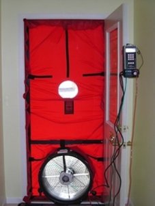 Installation d'un blower-door dans une porte d'entée